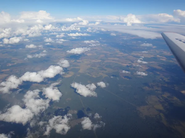 Blick auf die Erde aus dem Flugzeug — Stockfoto