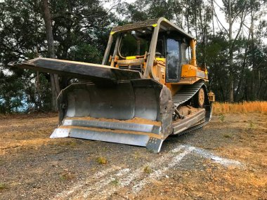 Ağaç iten eklentisi olan buldozer