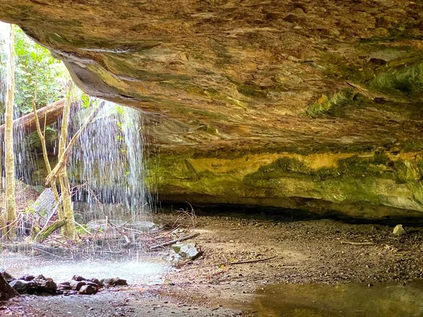 Yağmurdan Sonra Sakin Mağara Şelalesi — Stok fotoğraf