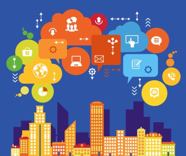 şehir üzerinde renkli bulutlar