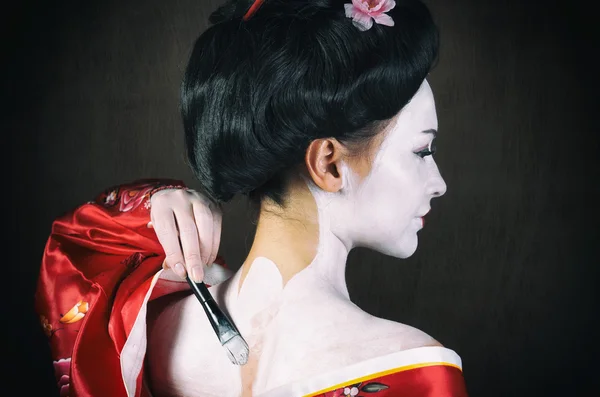 Flicka tillämpa geisha makeup — Stockfoto