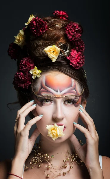 Vrouw in kunst make-up — Stockfoto
