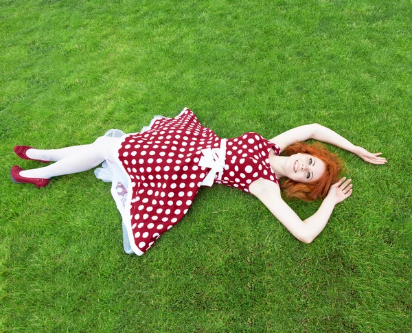 Menina deitada na grama — Fotografia de Stock