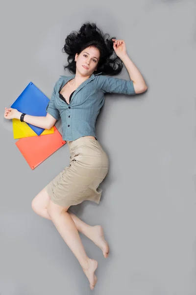 Mujer de negocios acostada en el suelo — Foto de Stock