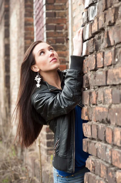 Fille près du mur de briques — Photo