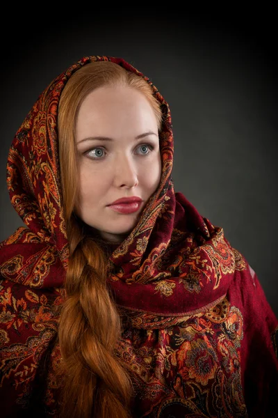 Porträt eines slawischen Mädchens mit roten geflochtenen Haaren — Stockfoto
