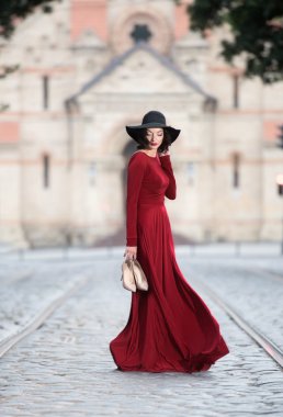 Açık havada zarif bir kadın portresi