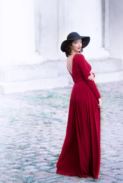 Retrato exterior de una mujer elegante — Foto de Stock