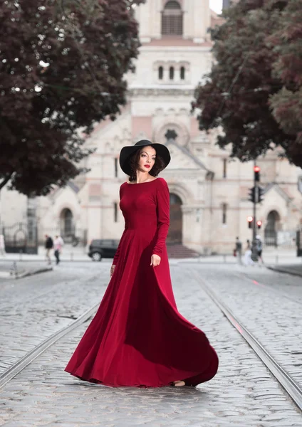 Na zewnątrz portret eleganckiej kobiety — Zdjęcie stockowe