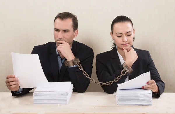 Pareja leyendo un contrato — Foto de Stock