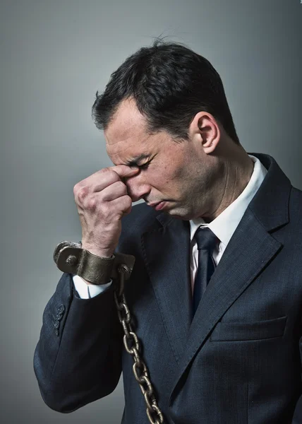 Retrato de hombre de negocios encadenado — Foto de Stock