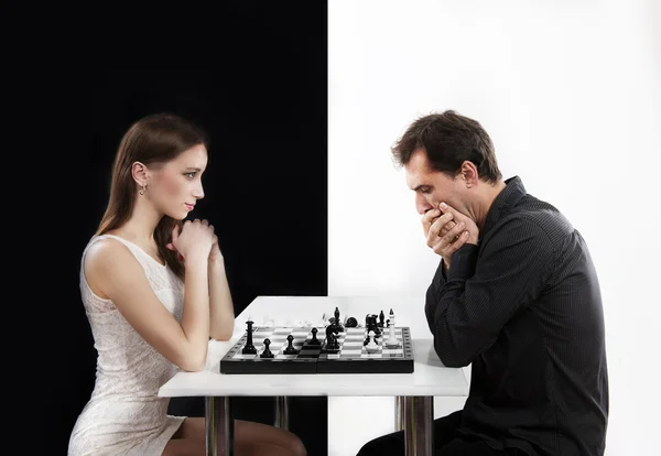 Конкурс между мужчиной и женщиной, концепция — стоковое фото