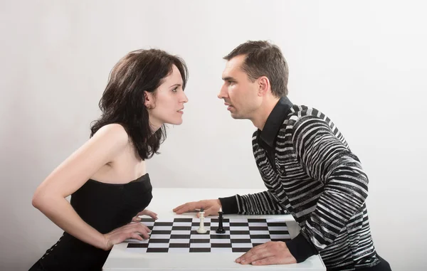 Конфронтація між чоловіком і жінкою, концепція — стокове фото