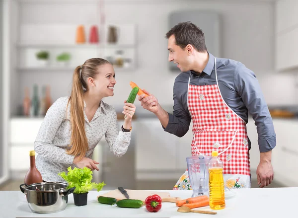 A couple cooks — Stock Photo, Image