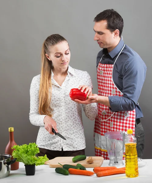 A couple cooks — Stock Photo, Image