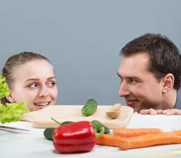 A couple cooks — Stock Photo, Image