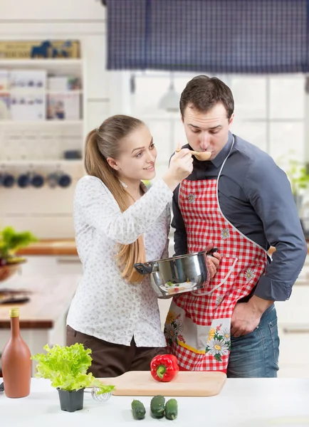 A couple cooks — Stock Photo, Image