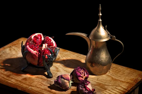 老式静物石榴和茶壶 — 图库照片