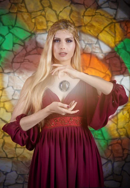 Retrato interior de uma senhora com a esfera mágica — Fotografia de Stock