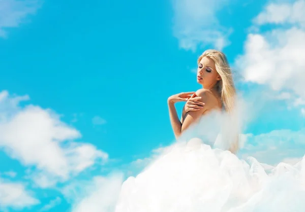 Senhora nublada no céu azul — Fotografia de Stock