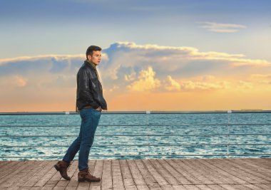 genç adam yürümek