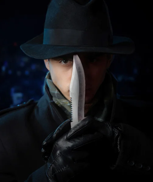 Опасный человек с ножом — стоковое фото