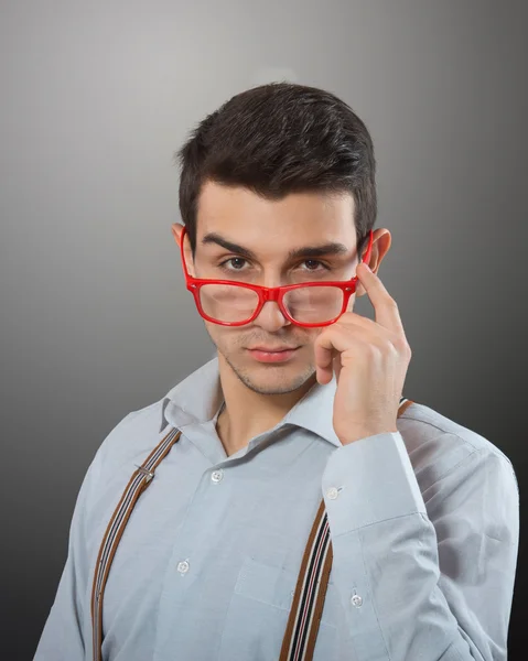 Hombre con gafas enmarcadas en rojo —  Fotos de Stock