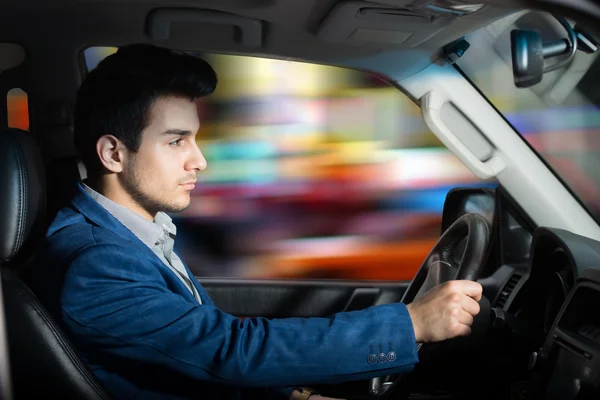 Homem dirigindo um carro — Fotografia de Stock