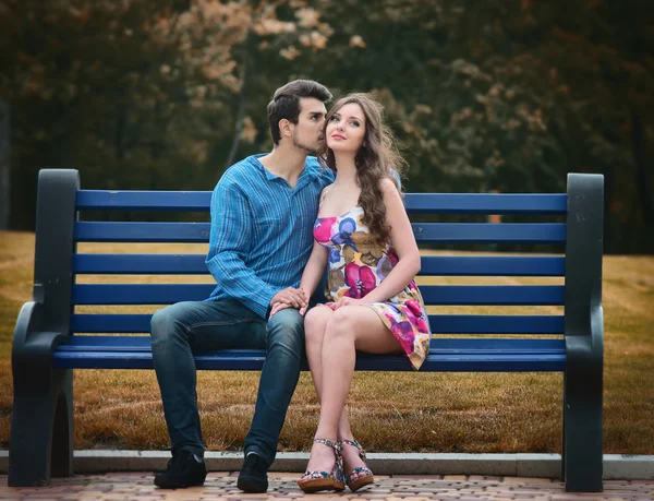 Couple on the bench — Stock Photo, Image