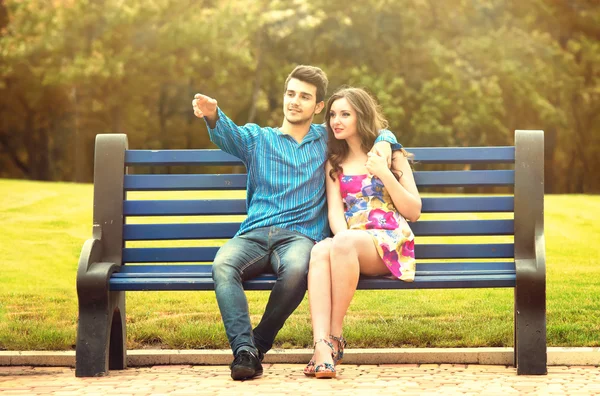 Pareja en el banco — Foto de Stock