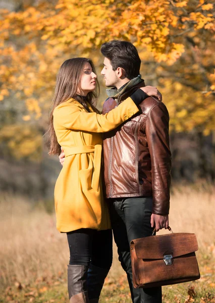 Pareja en el parque de otoño — Foto de Stock