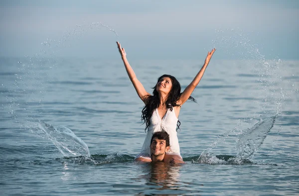 Pareja en el mar — Foto de Stock