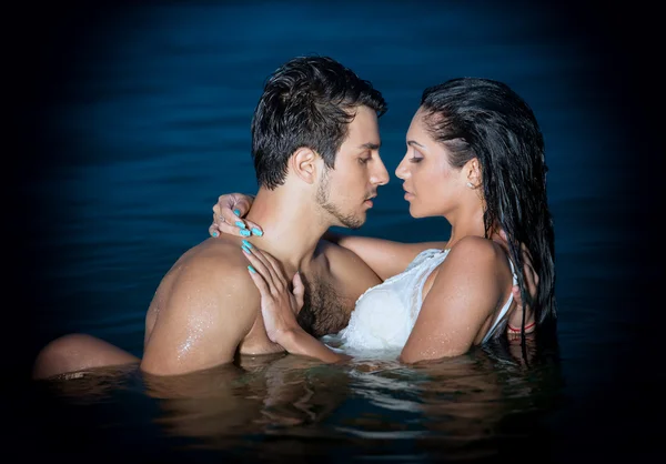 Pareja en el mar — Foto de Stock