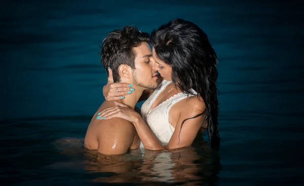 Pareja en el mar — Foto de Stock