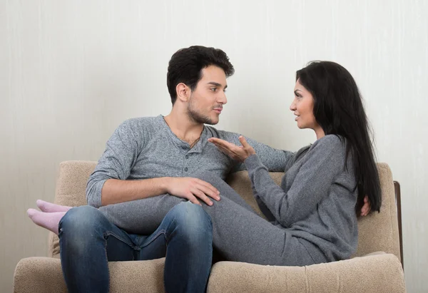 Jonge gelukkige paar — Stockfoto