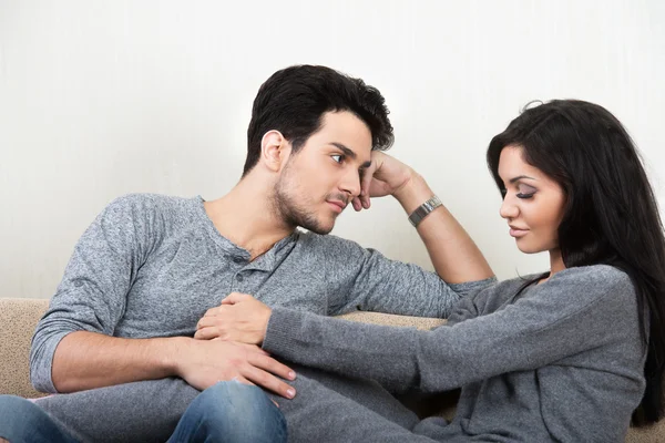 Pareja feliz joven — Foto de Stock