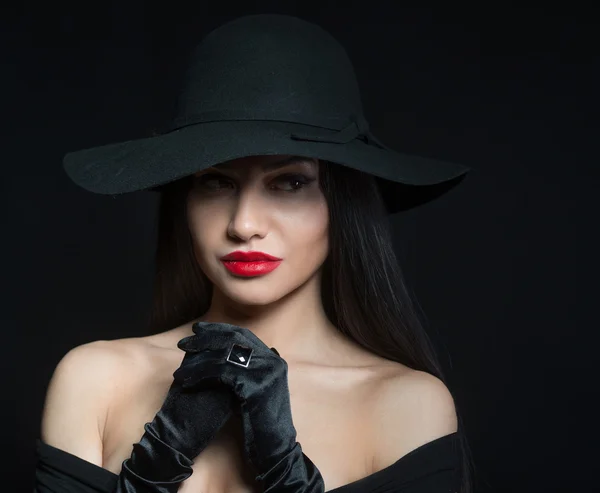 Mujer en sombrero negro grande —  Fotos de Stock