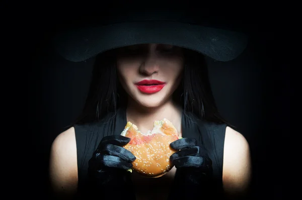 Elegante signora con un hamburger — Foto Stock