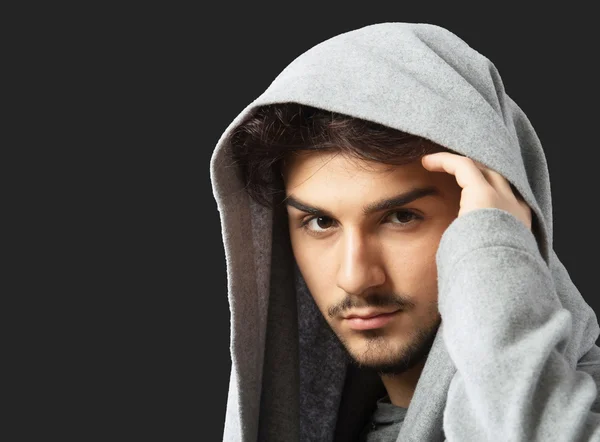 Hombre en capucha gris cuello sudadera con capucha — Foto de Stock