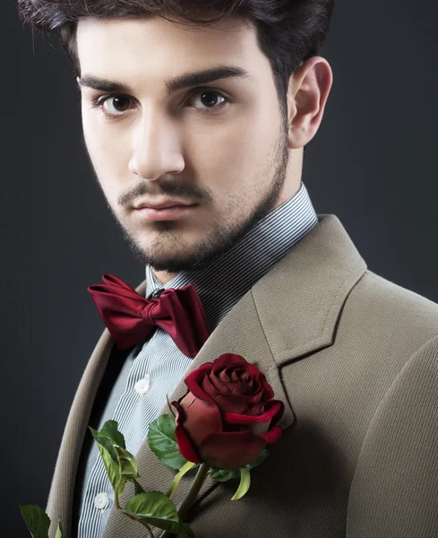 Hombre con una rosa roja — Foto de Stock