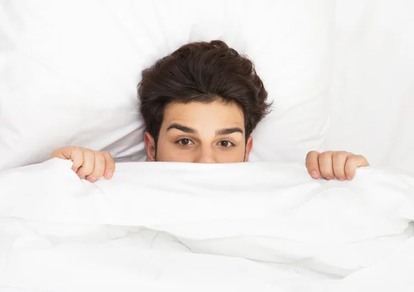 Mann versteckt sich im Bett — Stockfoto