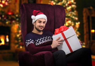 Noel Baba'nın kırmızı şapkalı genç adam