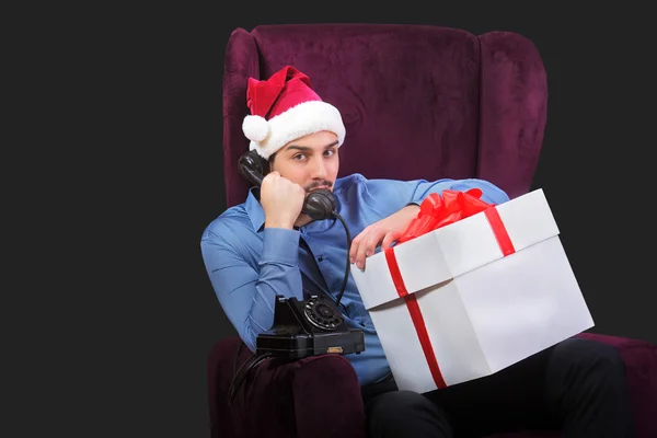 Mannen i tomtens röda hatt talar i telefon — Stockfoto