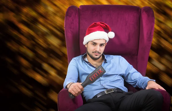 Verspielter Mann mit Weihnachtsmann-Rotmütze — Stockfoto