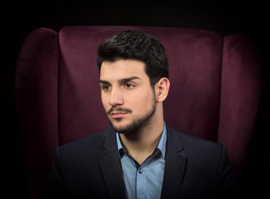 Yakışıklı bir adamın portresi.