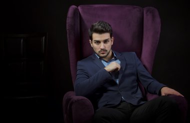 Yakışıklı bir adamın portresi.