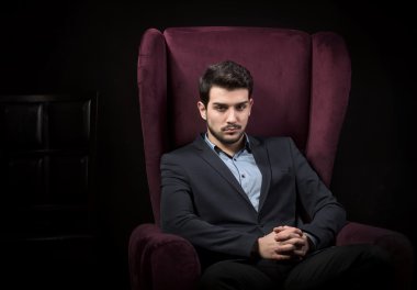 Yakışıklı bir adamın portresi.