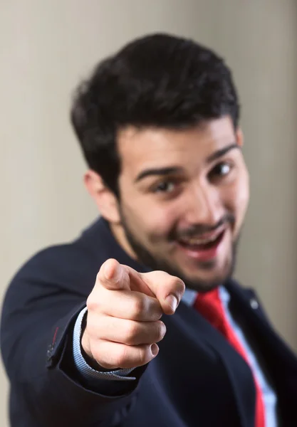 Man wijst naar de camera — Stockfoto