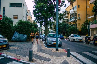 Tel Aviv İsrail 19 Ekim 2020 Coronavirus salgını sırasında yüzlerinde maske olan kimliği belirsiz insanları ve nüfusu zapt etmek için kilitlenmeleri
