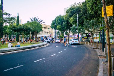 Tel Aviv İsrail 19 Ekim 2020 Coronavirus salgını sırasında yüzlerinde maske olan kimliği belirsiz insanları ve nüfusu zapt etmek için kilitlenmeleri